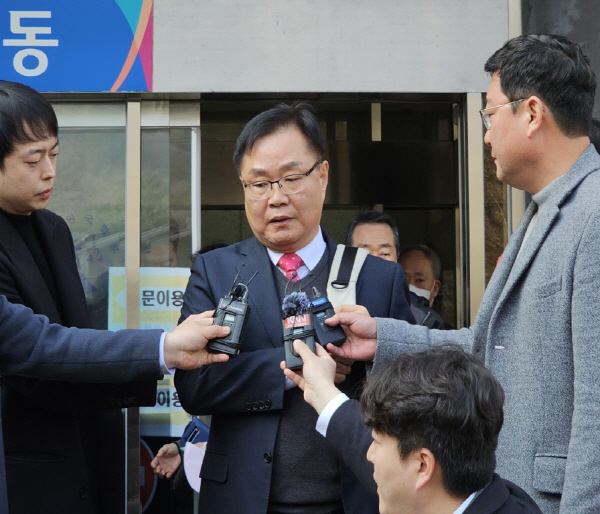 ﻿공직선거법 위반 혐의로 기소된 홍남표 창원시장이 지난 8일 열린 1심 선고에서 무죄를 선고 받고 법정을 나오고 있다. 연합뉴스