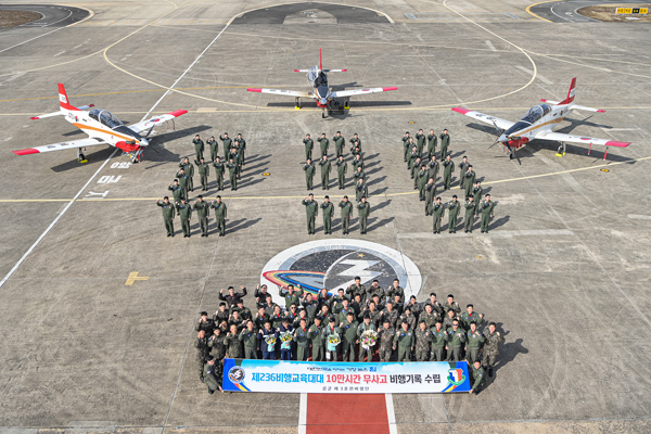 ﻿공군 제3훈련비행단 지휘관 참모와 236대대 소속 조종사들이 10만 시간 무사고 비행기록을 축하하며 대대를 상징하는 `236` 숫자 대형으로 기념촬영을 하고 있다.