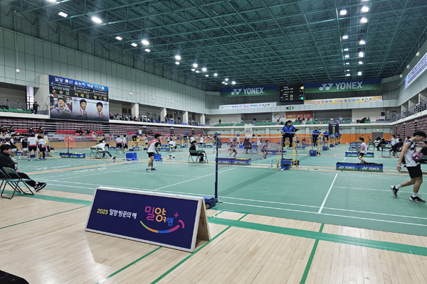 ﻿2023 한국중고배드민턴연맹회장기 전국학생선수권대회 경기 모습.