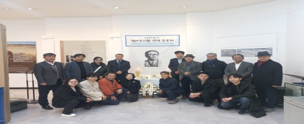 ﻿'청마 유치환 선생 57주기 추모제' 참석자들이 기념사진을 찍고 있다.