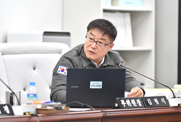 ﻿김형석 진주시의회 경제복지위원회 의원이 발언하고 있다.