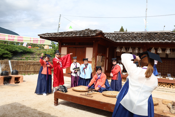 ﻿산청한방약초축제가 2년 연속 명예 문화관광축제에 선정됐다. 사진은 '제23회 산청한방약초축제' 약초썰기 체험 모습.