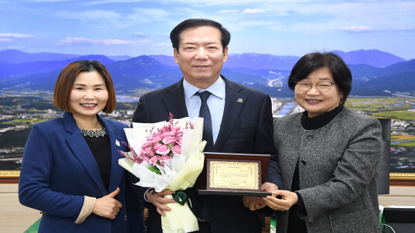 ﻿구인모 거창군수가 한국문해교육협회로부터 '문해교육상'을 수상하고 기념사진을 찍고 있다.