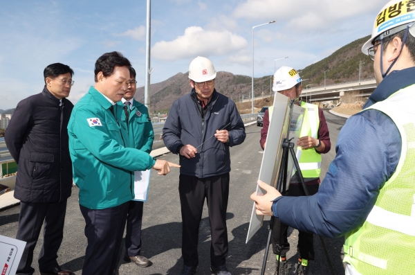﻿박완수 경남도지사가 창원 성산구와 진해구를 연결하는 제2안민터널 공사현장 점검에 나섰다.