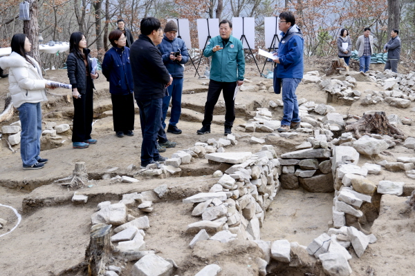 ﻿김윤철 합천군수는 다라리 고분군Ⅱ의 발굴조사 현장을 방문했다.