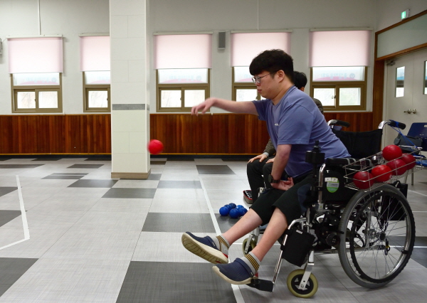﻿오는 10월 장애인체전 보치아 종목에 출전하는 김경수 선수가 경남장애인보치아연맹 훈련실에서 공 던지는 훈련을 하고 있다.