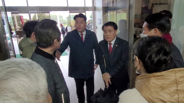 이시영, 박병영 도의원이 5일 김해시청에서 조해진 의원 지지선언 기자회견을 하려고 하자 국민의힘 김해을 당원들로부터 항의를 받고 있다.