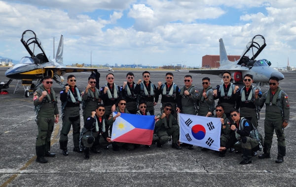 ﻿KAI가 지난 3일부터 5일까지 필리핀 클락 공군기지에서 열린 '2024 필리핀 에어쇼'에 참가해 국산 항공기 수출을 위한 본격적인 마케팅에 나섰다. 사진은 필리핀 에어쇼 블랙이글스와 FA-50PH의 우정비행 기념 촬영.