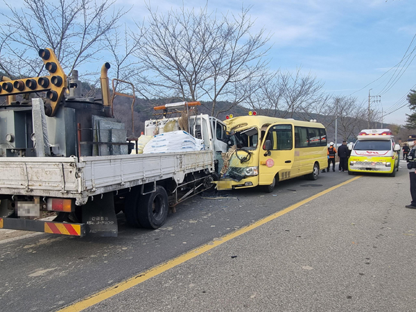 ﻿사천 송림마을 인근 도로에서 통학버스와 트럭이 충돌하는 사고가 발생했다. / 경남소방본부