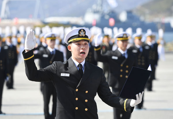 ﻿지난 8일 제78기 해군사관생도 졸업 및 임관식에서 대표자 노세진 해군 소위가 임관선서를 하고 있다.