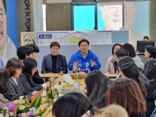 ﻿더불어민주당 양산시갑 국회의원 후보가 지난 11일 '지역아동센터 대표자 정책 간담회'를 진행하고 있다.
