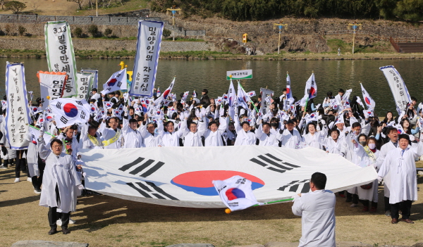 ﻿지난 13일 열린 제105주년 3·13 밀양만세운동 재현 행사에서 참가자들이 만세삼창을 하고 있다.