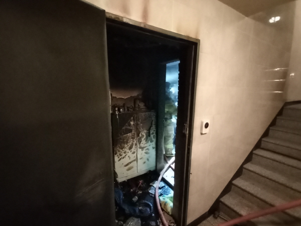 ﻿지난 17일 양산시 삼호동의 한 4층짜리 다세대 주택 3층에서 발생한 화재 현장. /경남소방본부