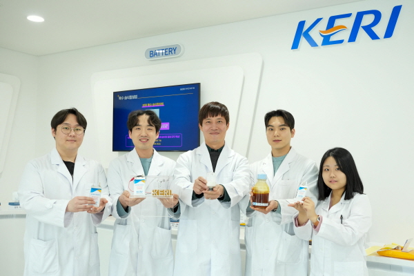 ﻿KERI 박준우(가운데) 박사팀이 습식 합성 공정으로 제조된 고체전해질과 이를 활용한 전고체전지 시제품을 들고 포즈를 취하고 있다.
