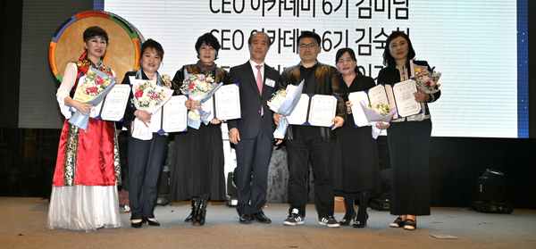﻿김영환 총동문회 수석부회장과 6기 개근상 수상자들이 기념사진을 찍고 있다.