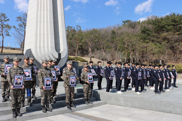 ﻿지난 20일 공군교육사령부 장병들과 경남자동차고등학교 학생들이 서해수호 55용사들을 기리며 참배를 하고 있다.