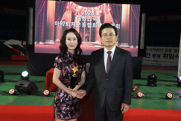 ﻿지난 14일 서울 잠실체육관 특설무대에서 열린 2024 대한민국 마약퇴치운동협회 행사에서 다문화가수 헤라(왼쪽)가 황교안 총재와 기념사진을 찍고 있다.