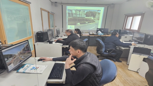 ﻿거제시 시민정보화교육장에서 정보화교육이 진행되고 있는 모습.